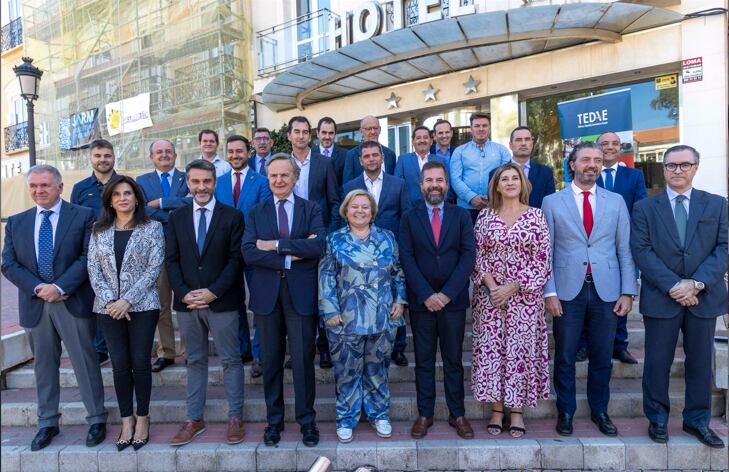 Foto de grupo de los asistentes al encuentro con empresarios (TEDAE, SAES, COEC, FREMM y una selección de empresas tecnológicas de la comarca).