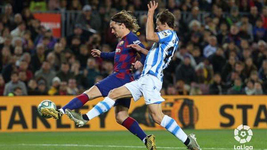 Griezmann disputa un balón al jugador de la Real, Le Normand en el partido disputado en el Camp Nou