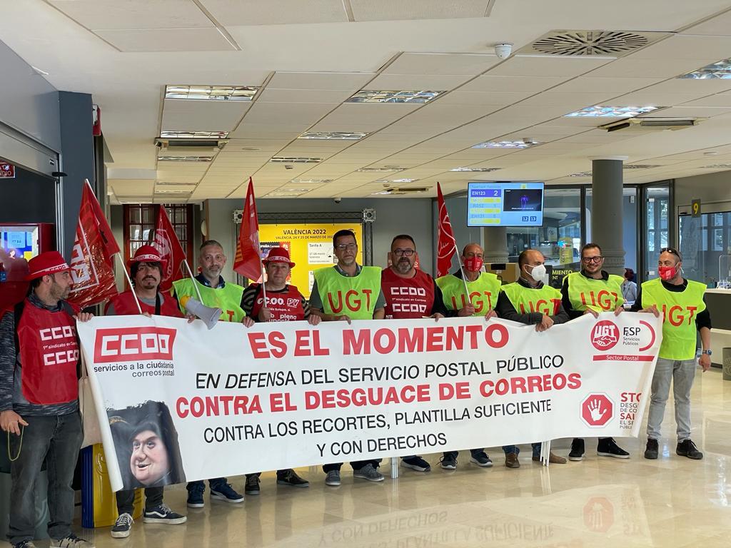 Trabajadores de Correos se encierran en la antigua sede de Correos en València