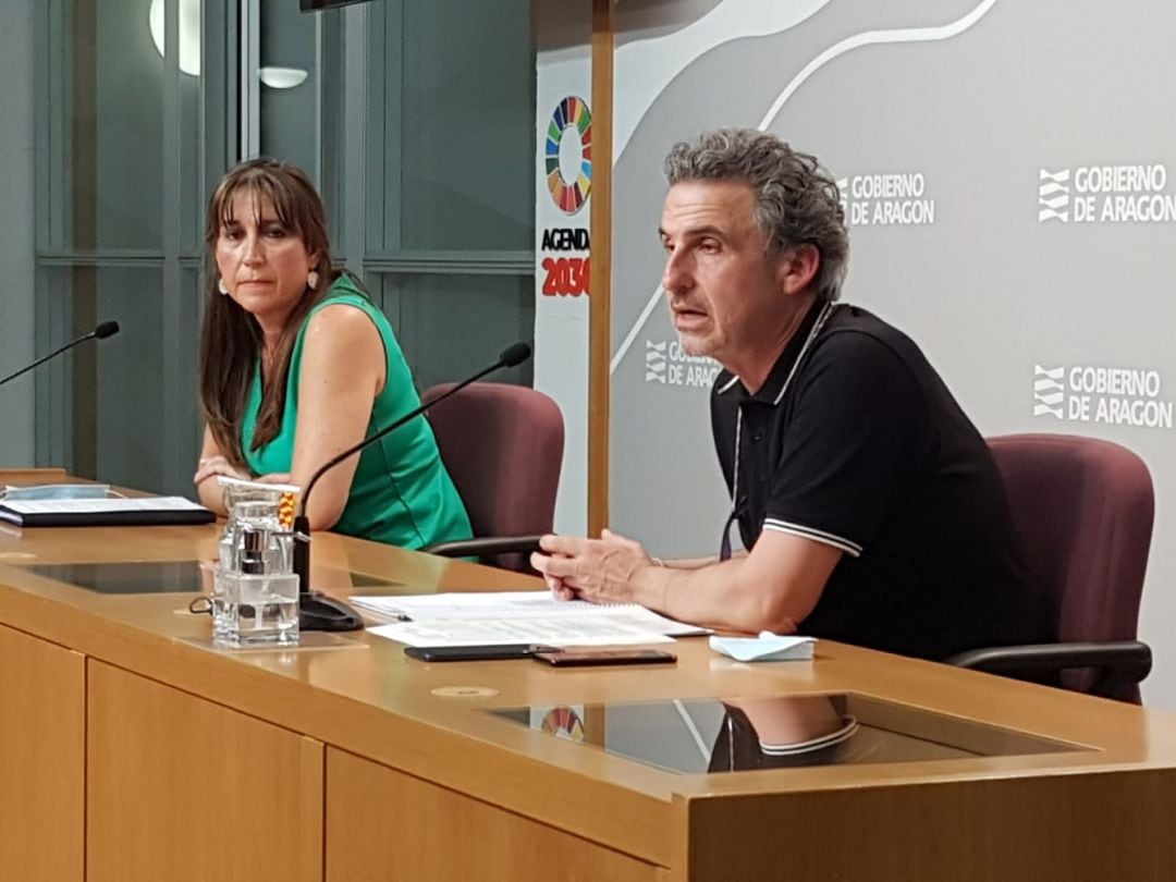 La consejera de Sanidad, Sira Repollés, y el director general de Salud Pública, Francisco Javier Falo, durante la rueda de prensa 