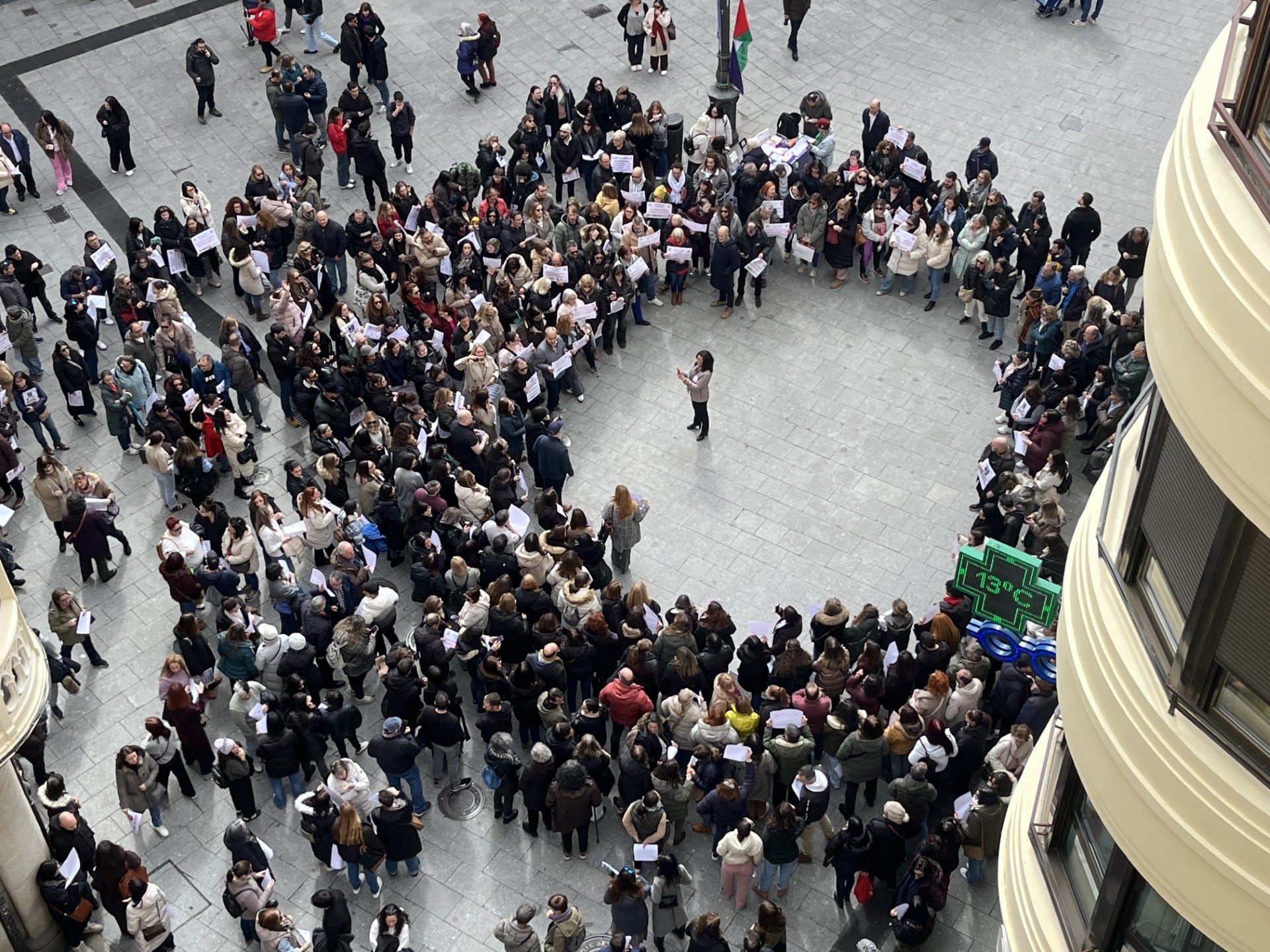 Trabajadores de Majorel en la plaza del liceo de Salamanca