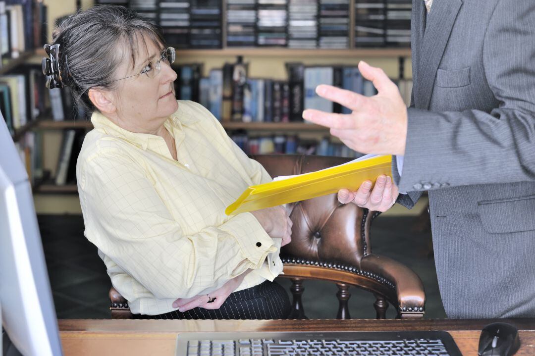 Una mujer es reprendida por su trabajo