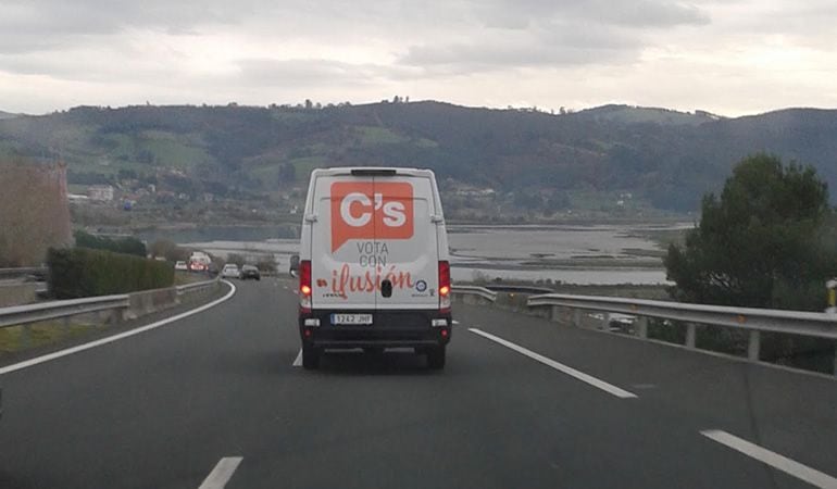 La furgoneta de Ciudadanos recorriendo Cantabria