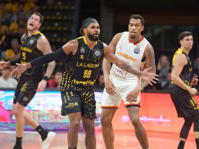 LA LAGUNA (TENERIFE), 01/04/2026.- El base del La Laguna Tenerife Patty Mills (c) celebra un tiro triple durante el partido correspondiente a cuartos de final de la Basketball Champions League contra el Galatasaray de Turquía disputado este miércoles en el Pabellón Santiago Martín de La Laguna (Tenerife). EFE/ Ramón De La Rocha