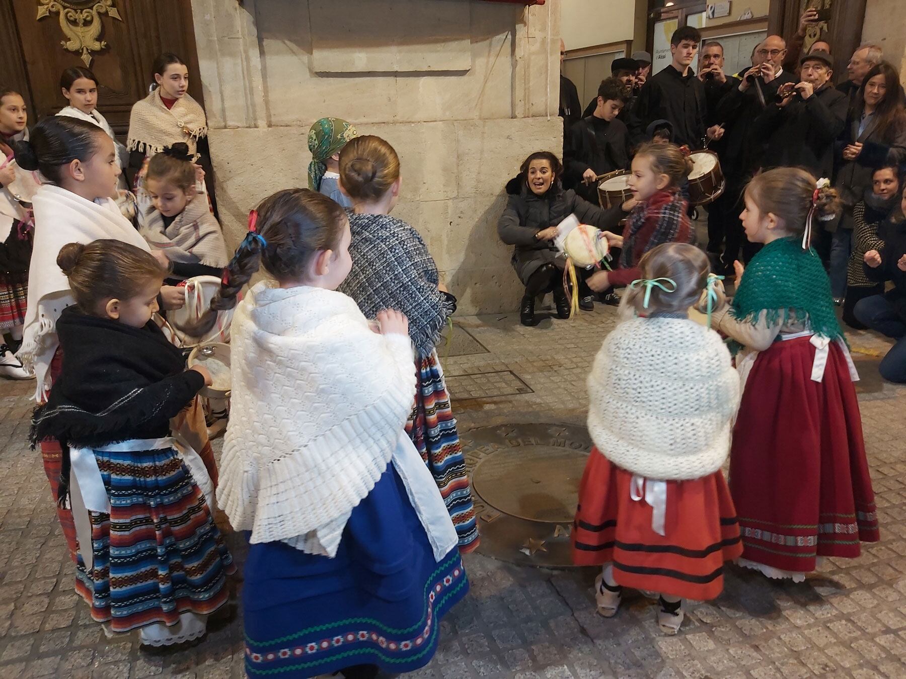 Actuación de los más pequeños del Grup de Danses Carrascal a los sones de La Cordeta