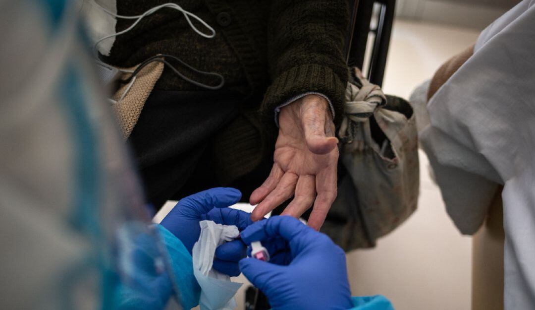 Una mujer se realiza una prueba de Covid-19.