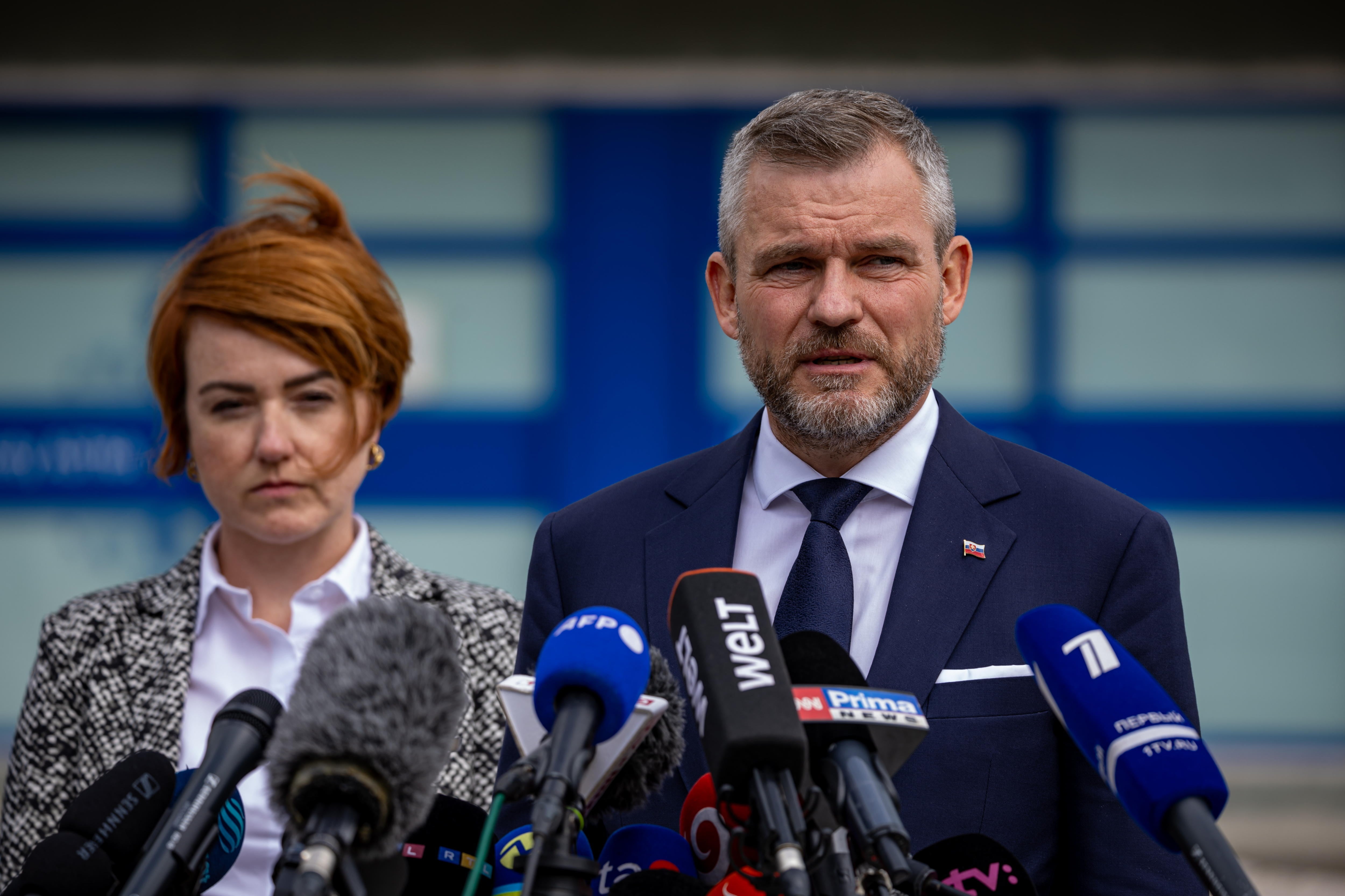 Peter Pellegrini informa del estado de salud de Fico a las puertas del hospital F. D. Roosevelt de Banska Bystrica.