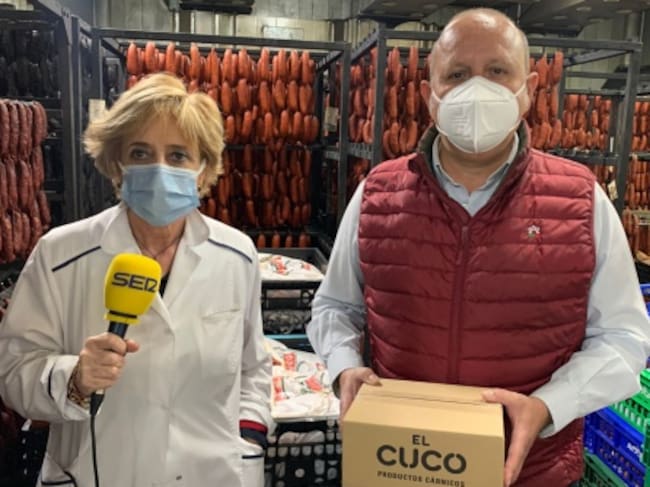 Manfredo Álvarez junto a Mariluz Suárez, gerente de 'El Cuco'.