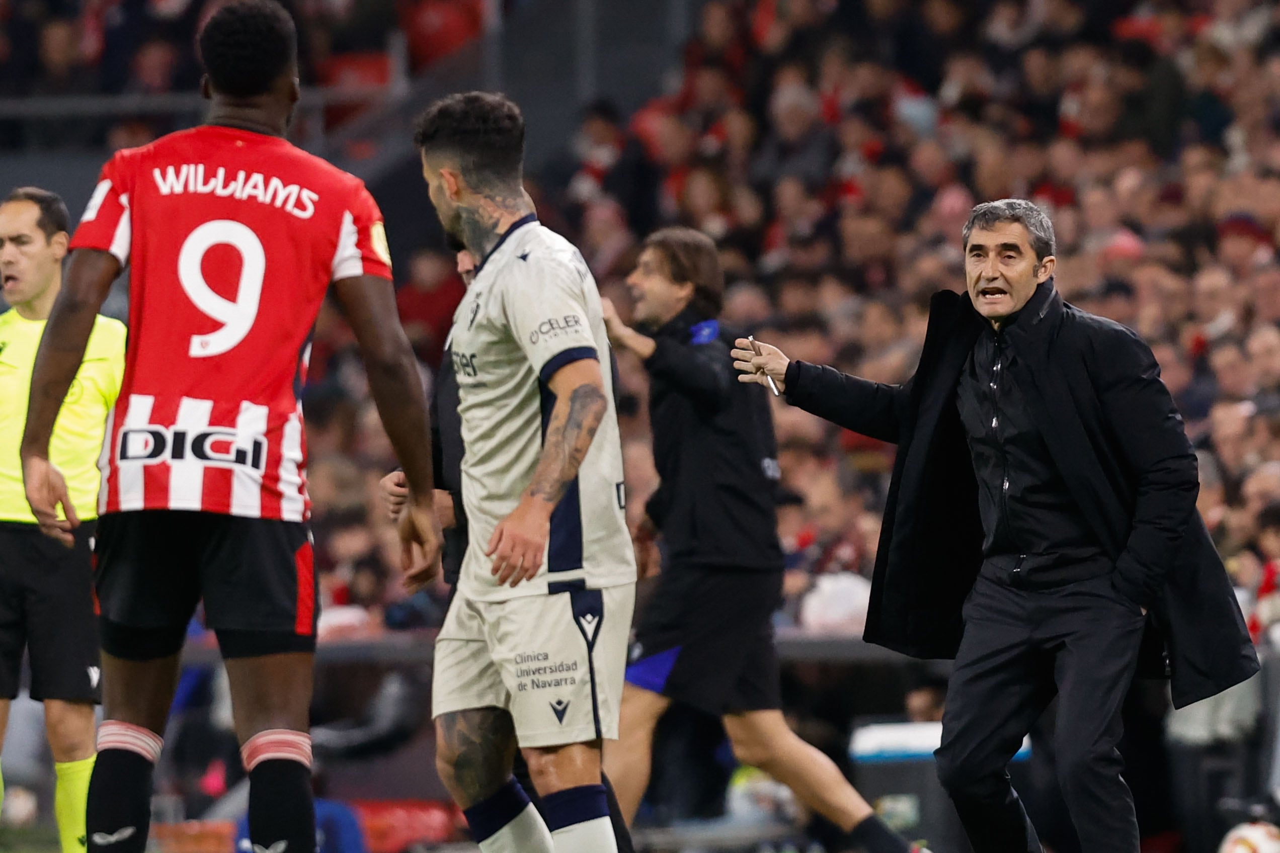 BILBAO, 16/01/2025.- El entrenador del Athletic, Ernesto Valverde (d), durante el partido de octavos de final de la Copa del Rey de fútbol entre Athletic y Osasuna que se disputa este jueves en San Mamés. EFE/ Miguel Tona
