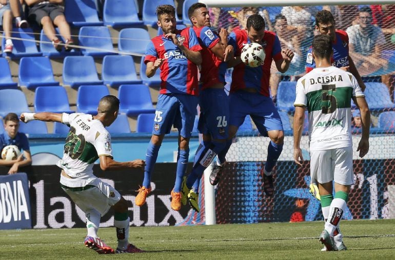 Fayçal tira una falta en el partido que ha terminado con el empate a cero.