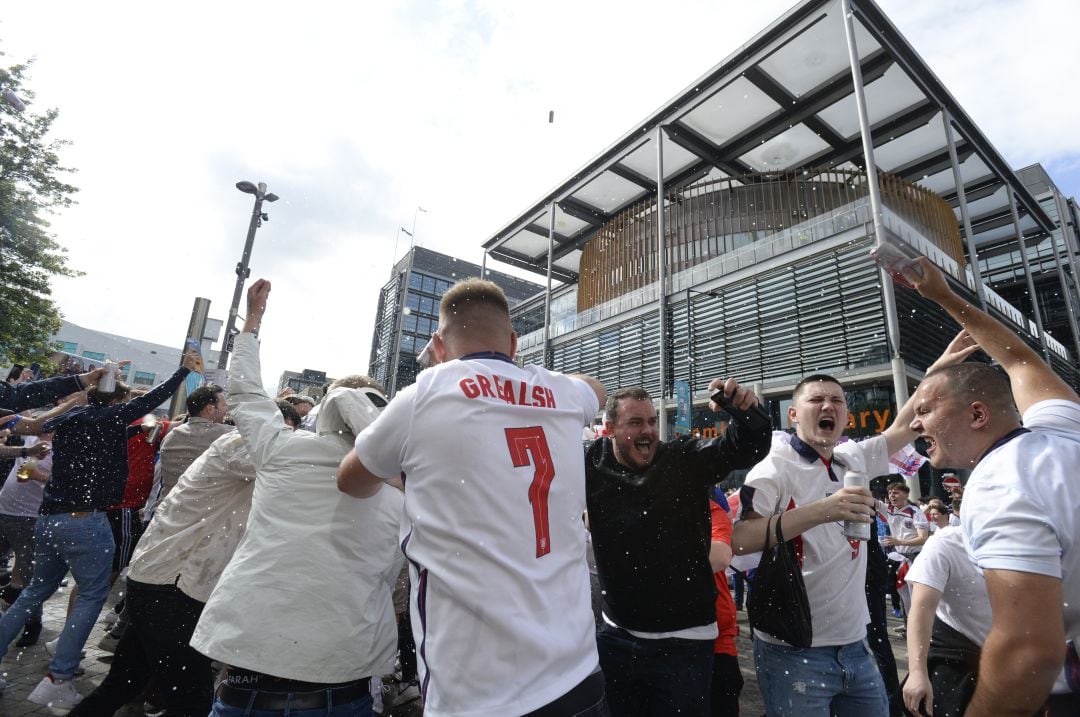 Aficionados ingleses celebran el pase de Inglaterra a la final de la Eurocopa