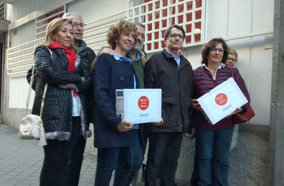 Manuel de la Rocha, arropado por su equipo, presenta sus avales en la sede del PSOE de Madrid. 