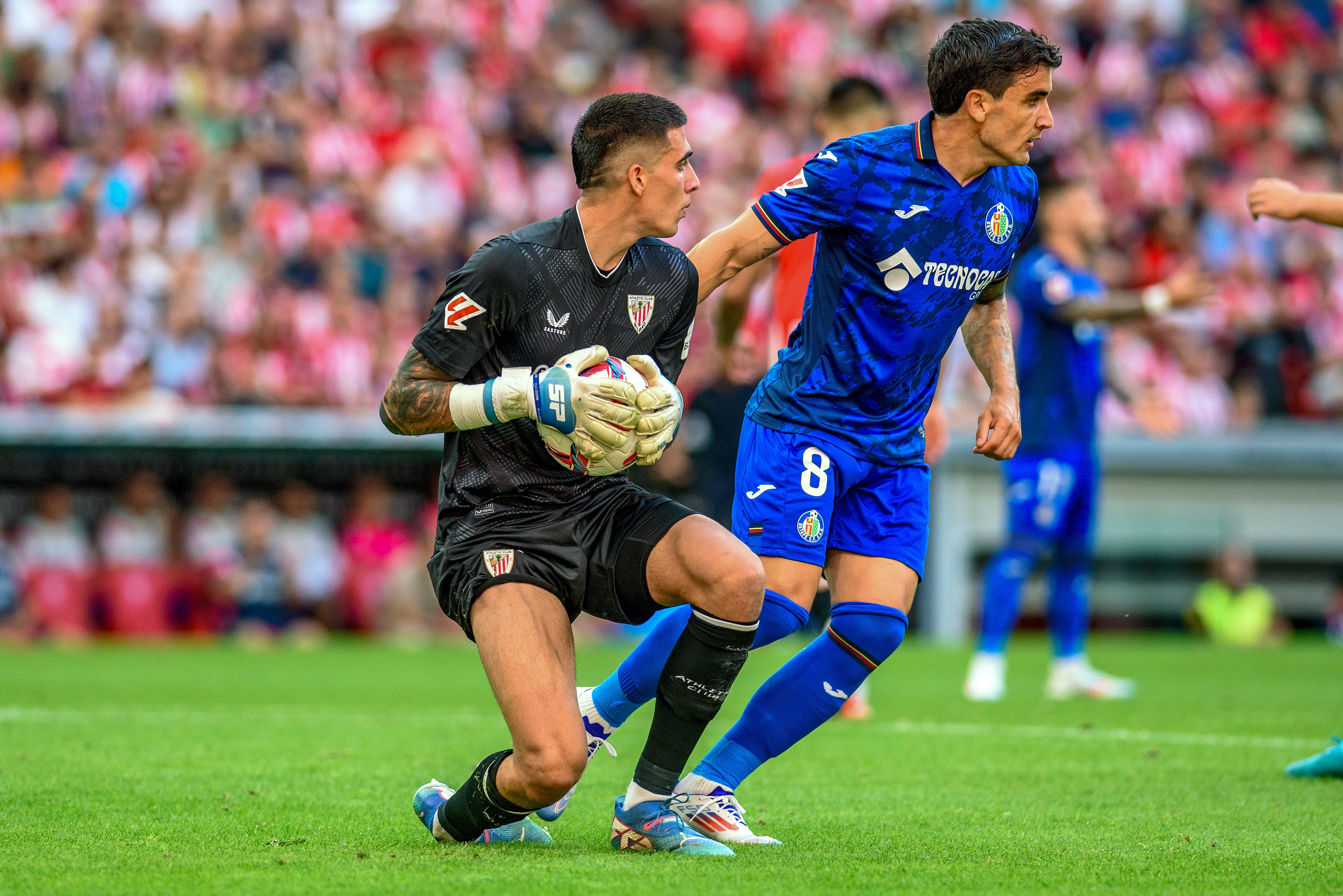 Álex Padilla atrapa el balón ante el centrocampista uruguayo del Getafe CF Mauro Arambarri