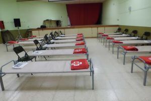 La Creu Roja ha muntat lliteres a la sala polivalent pels suposats veïns evacuats.