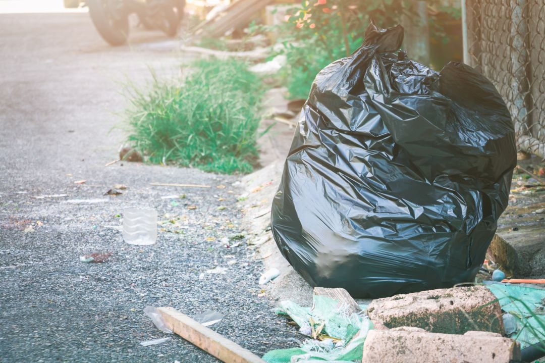 Bolsa de basura depositada en la calle