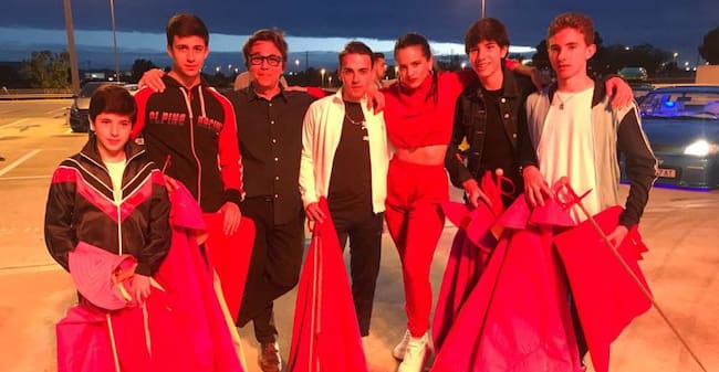 Los alumnos de la Escuela Taurina de Jaén junto a la cantante Rosalía.