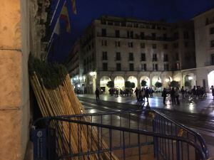 Cañas de romero ante la fachada del Ayuntamiento de Alicante