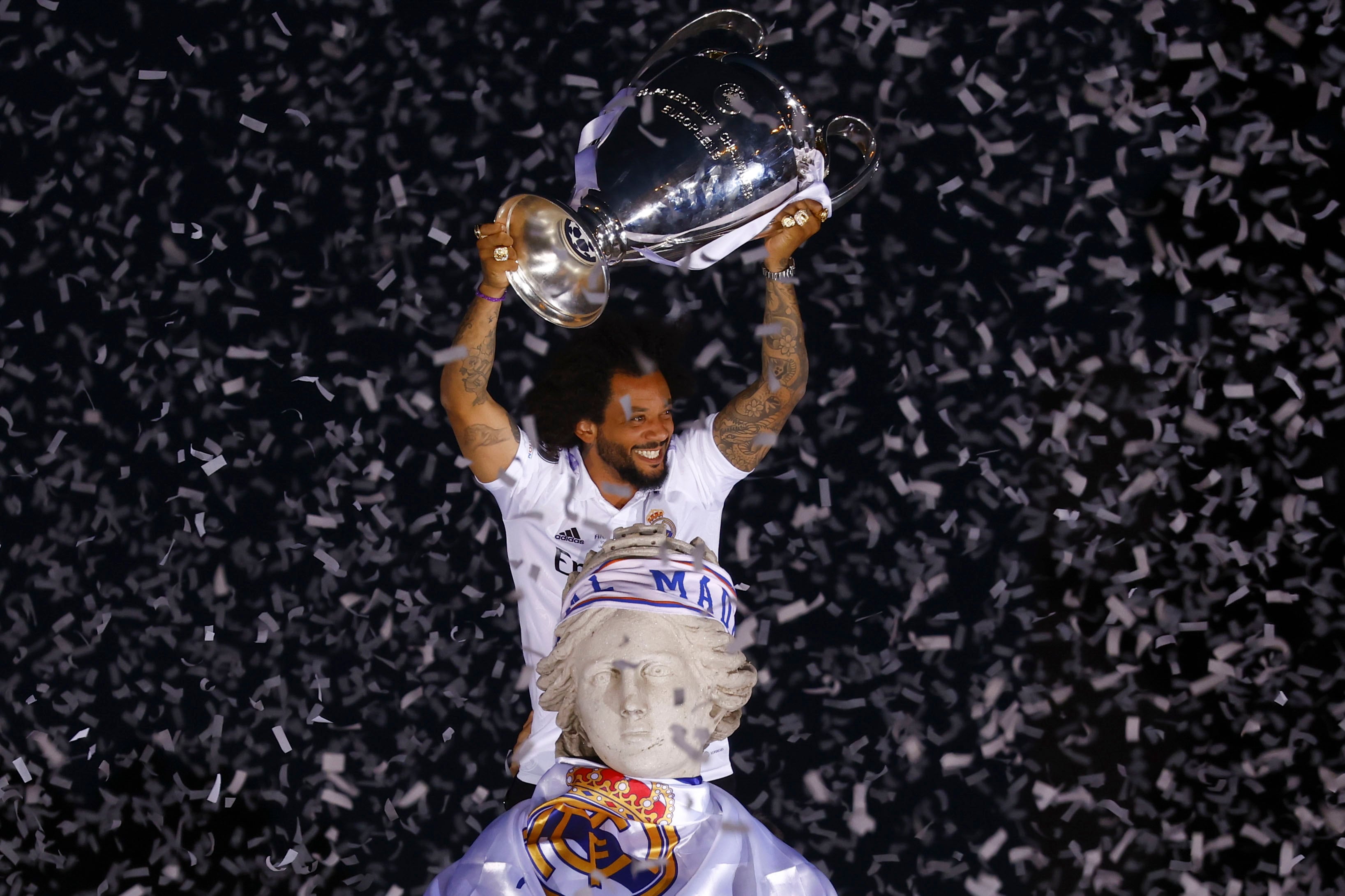 Marcelo Vieira celebra la Champions conseguida en su despedida del Real Madrid