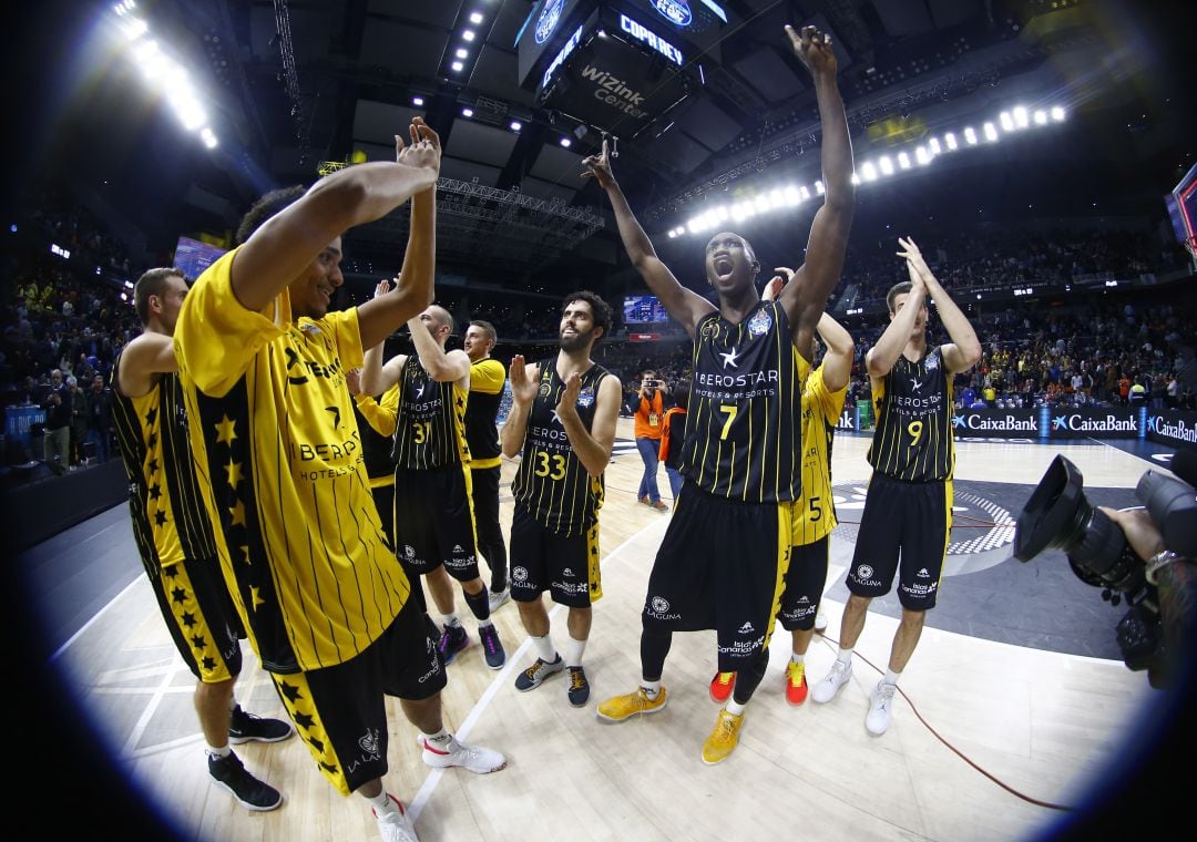 Los aurinegros celebran la victoria ante Unicaja que les mete en semifinales