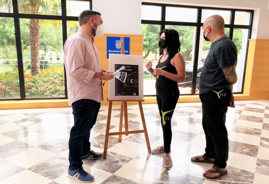 Jesús Alba junto a los responsables del Festival de Yoga