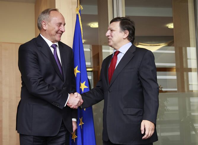 El presidente de la Comisión Europea, José Manuel Durao Barroso, recibe al presidente de Letonia, Andris Berzins antes de su reunión en Bruselas, Bélgica, este miércoles