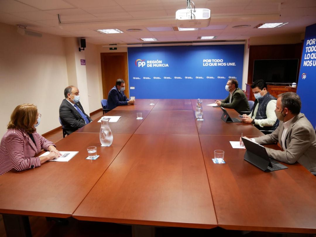 Reunión entre PP y diputados libres de Vox