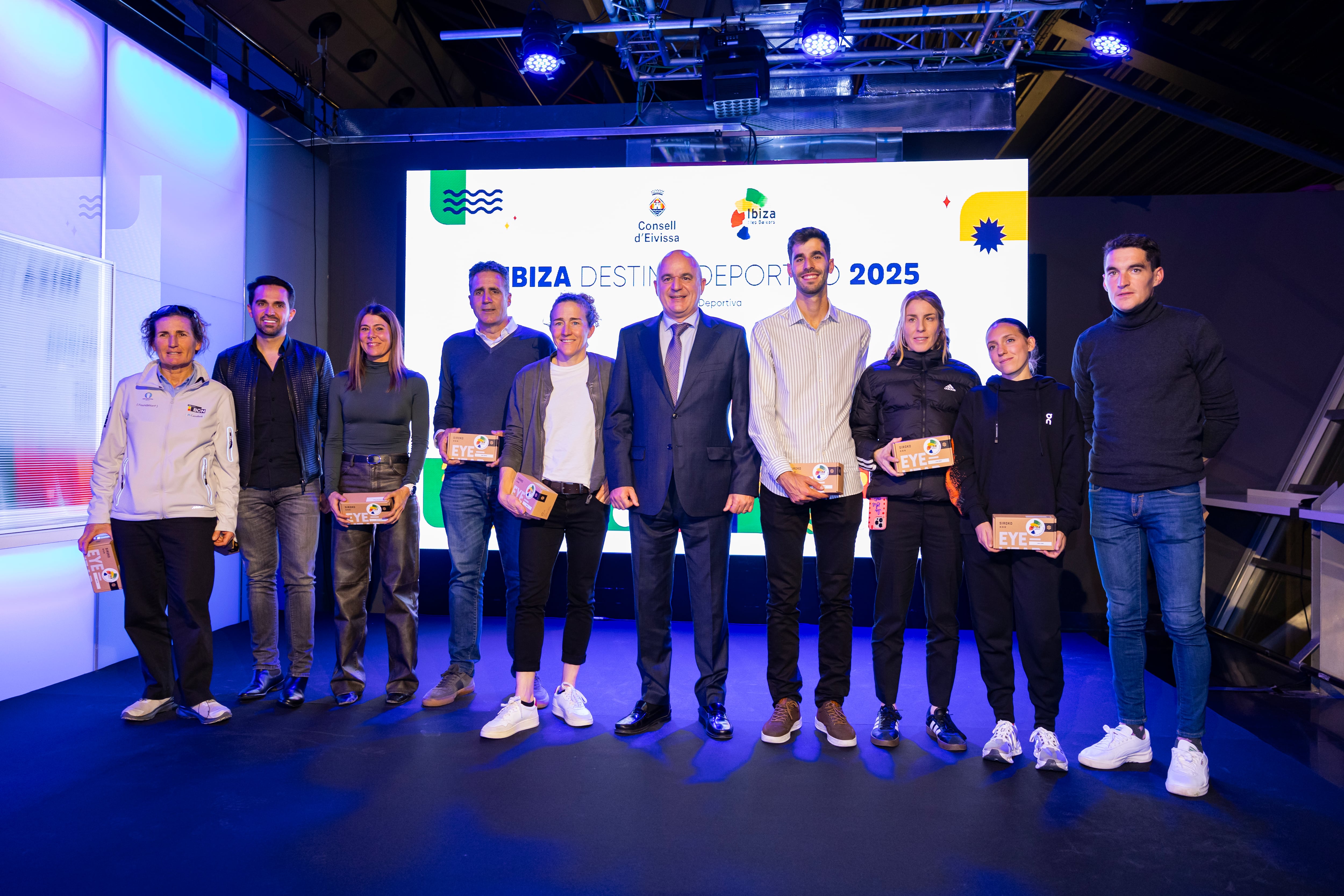 Los embajadores de las pruebas junto con el presidente del Consell