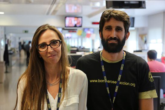 Rebeca Gallego, de Bienvenidos Refugiados, y Fernando Ferrer, voluntario de Bomberos en Acción, tras su entrevista en Hoy por Hoy Madrid