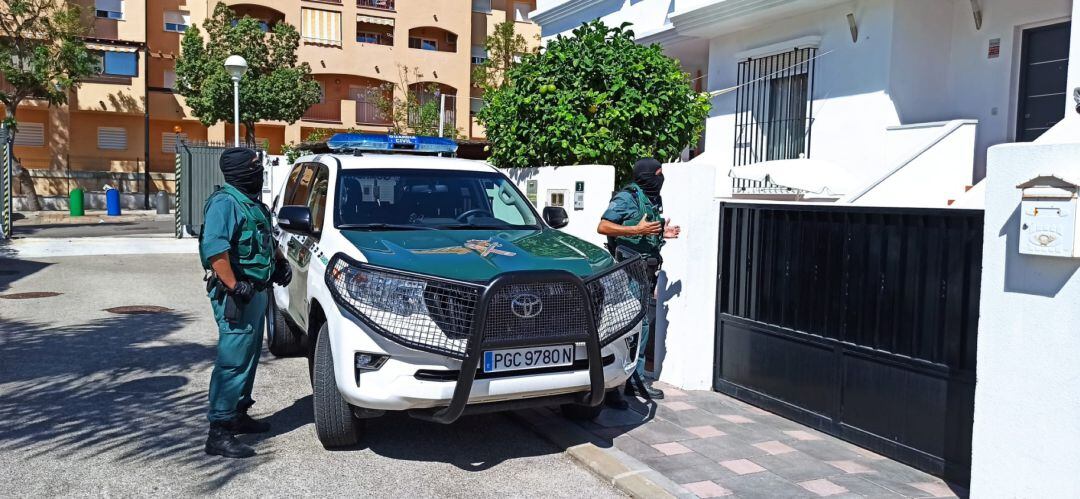 Los agentes durante el operativo en Mijas (Málaga)