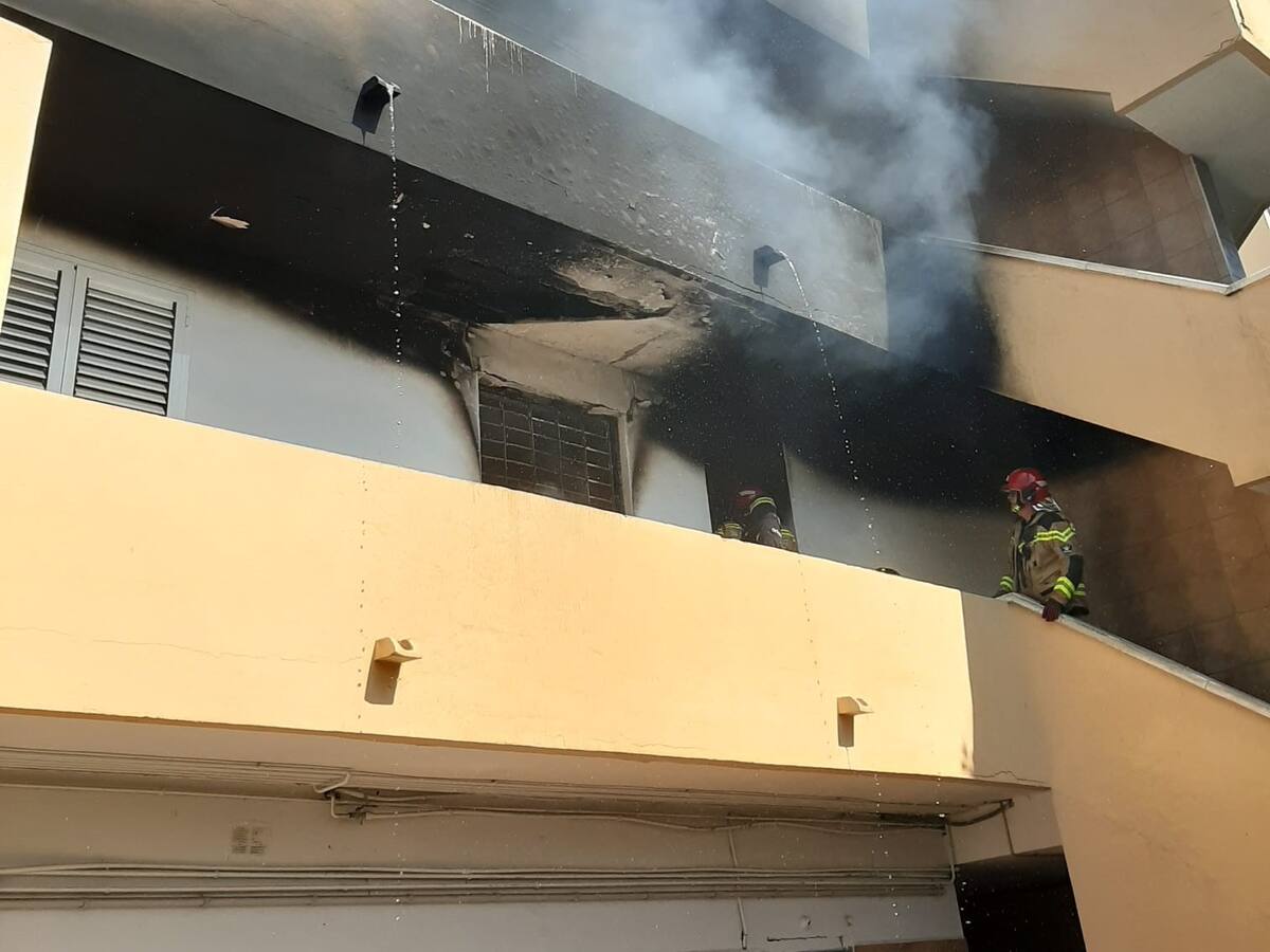 Cinco heridos por intoxicación y quemaduras en un incendio urbano en un edificio de Ibiza