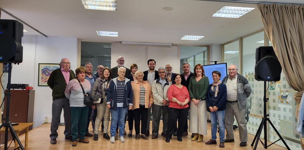 Fotografía de familia de la comisión de participación del Hogar con las autoridades