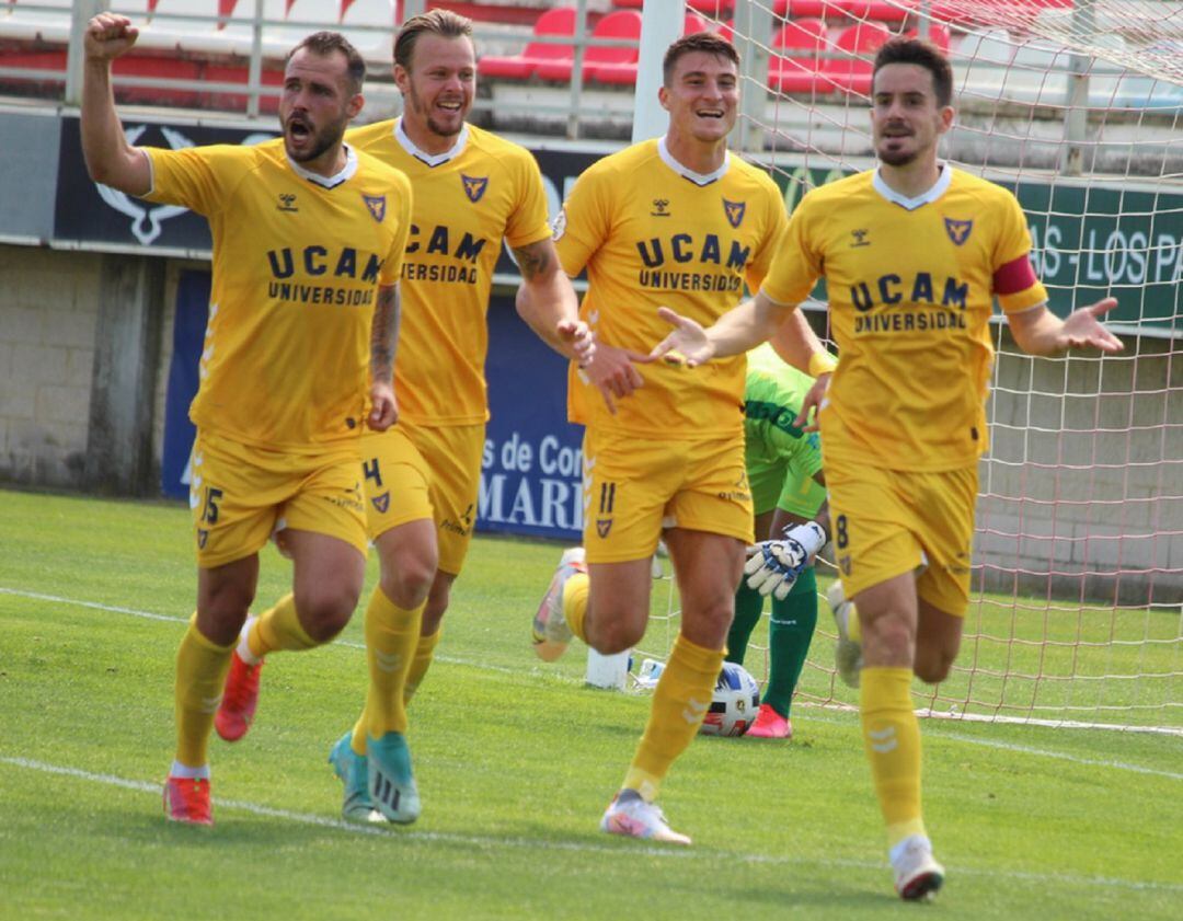 Parte de la plantilla del UCAM celebra el gol de Rafa de Vicente