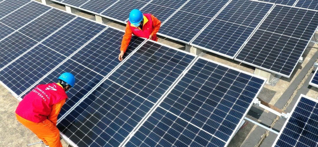 Técnicos en una planta fotovoltaica