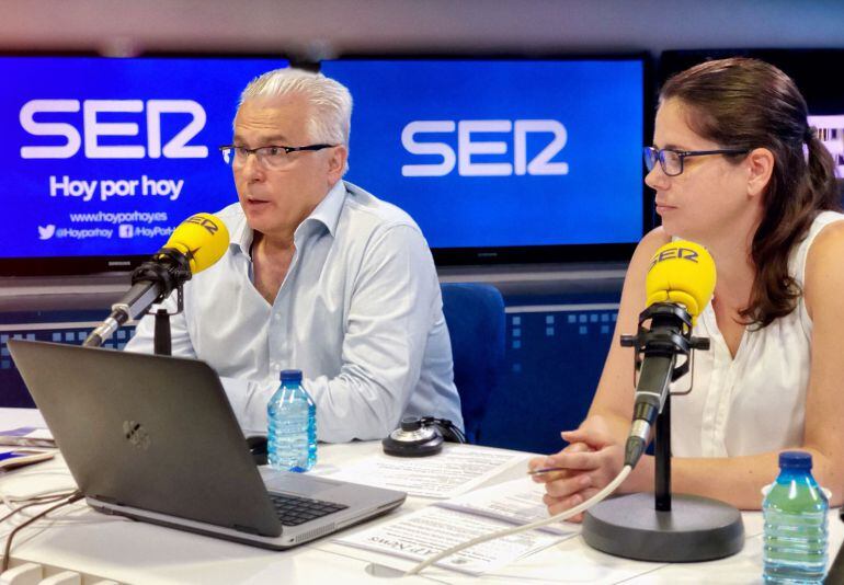 El Juez Garzón y su hija, María Garzón, en los estudios de la Cadena SER.