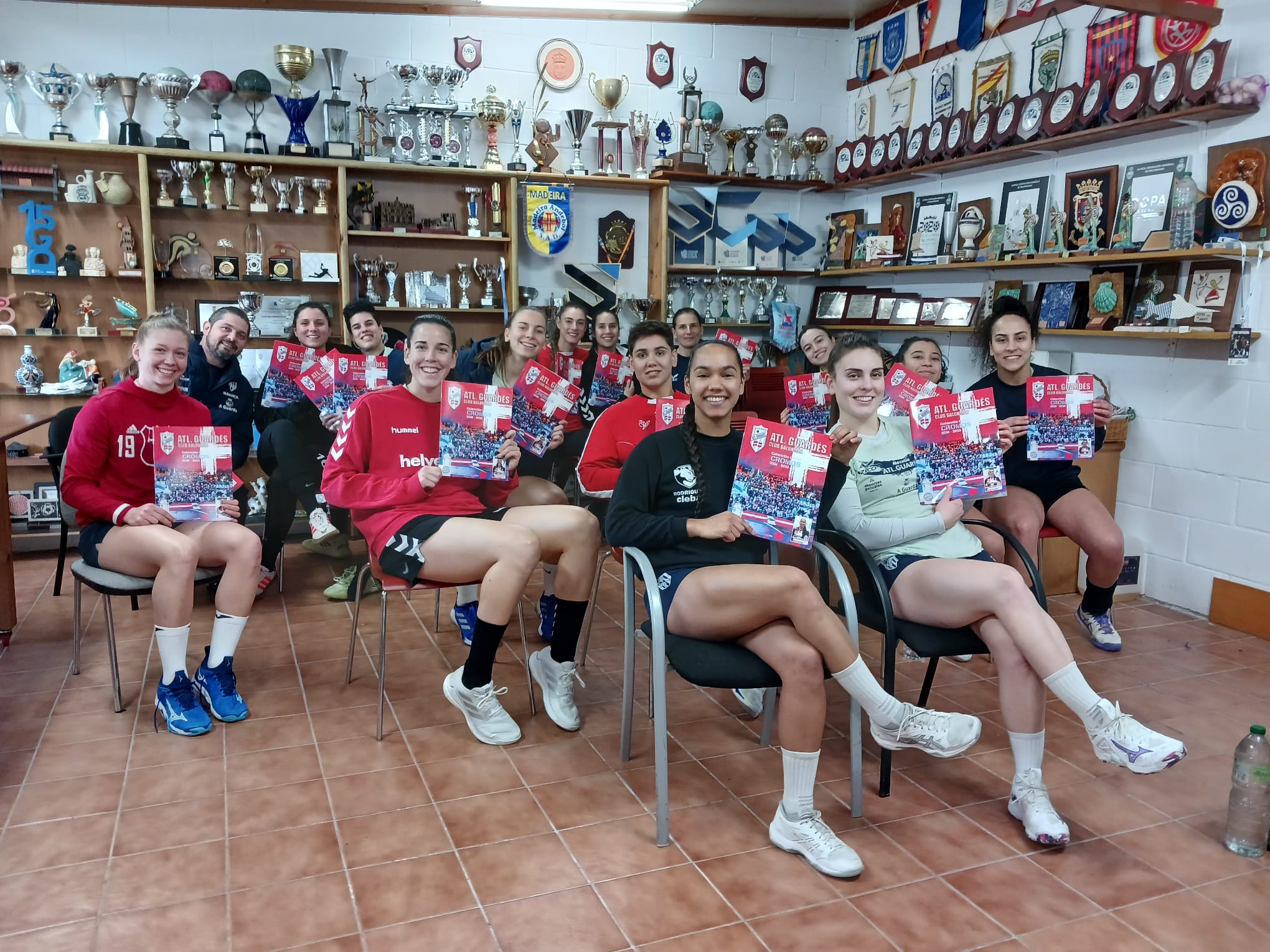 Plantilla y cuerpo técnico del Mecalia Guardés posando con el álbum de cromos impulsado por el club