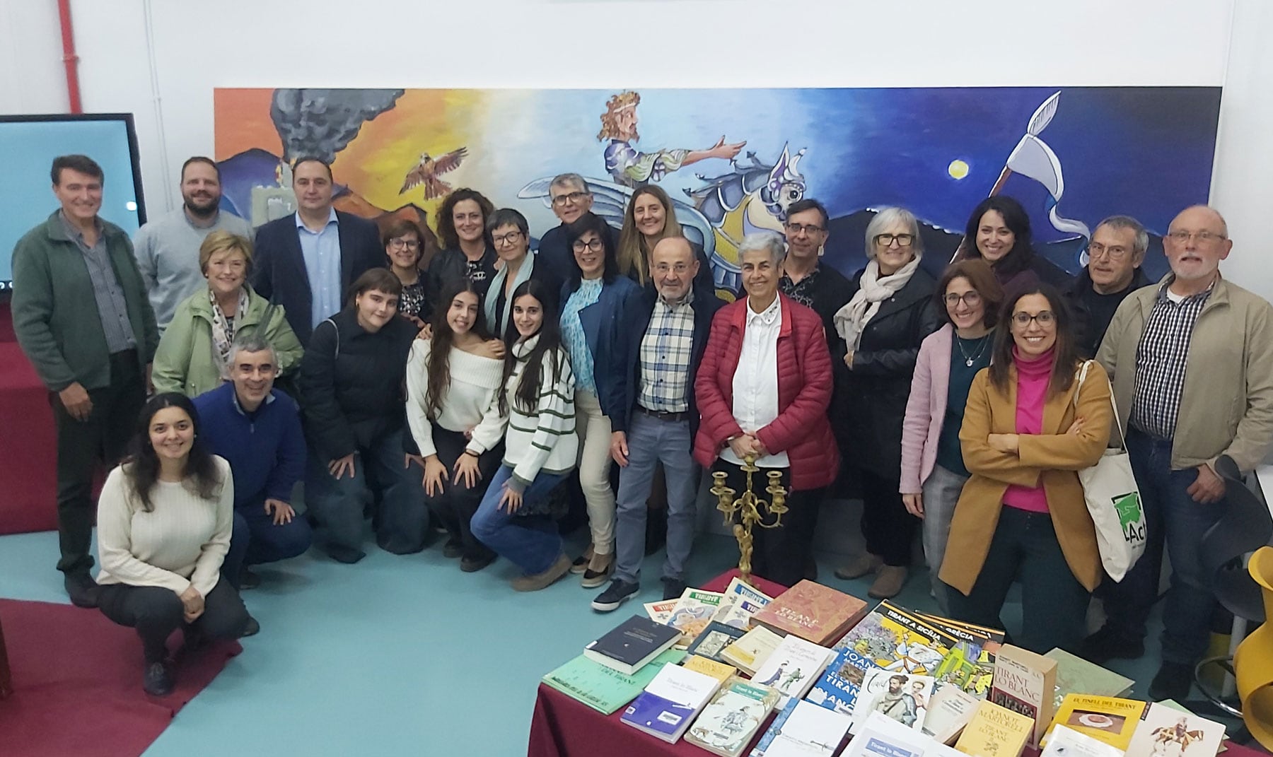 Fotografia de família dels últims participants en la lectura col·lectiva del Tirant en l&#039;IES Pare Vitòria