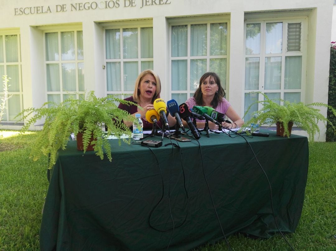 La alcaldesa de Jerez, Mamen Sánchez, y la delegada municipal de Empleo, Laura Álvarez. 