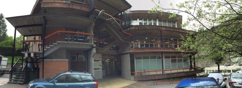 Acceso a las instalaciones de la UNI Eibar-Ermua en la ciudad armera