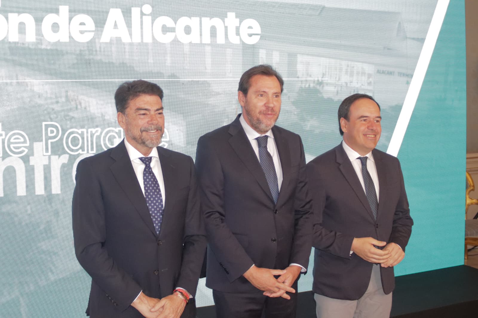 El alcalde de Alicante, Luis Barcala; el ministro de Trasporte, Óscar Puente y el president de la Generalitat valenciana, Juanfran Pérez Llorca, en la presentación del proyecto del Parque Central de Alicante