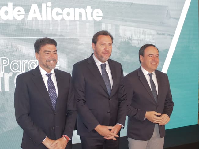 El alcalde de Alicante, Luis Barcala; el ministro de Trasporte, Óscar Puente y el president de la Generalitat valenciana, Juanfran Pérez Llorca, en la presentación del proyecto del Parque Central de Alicante