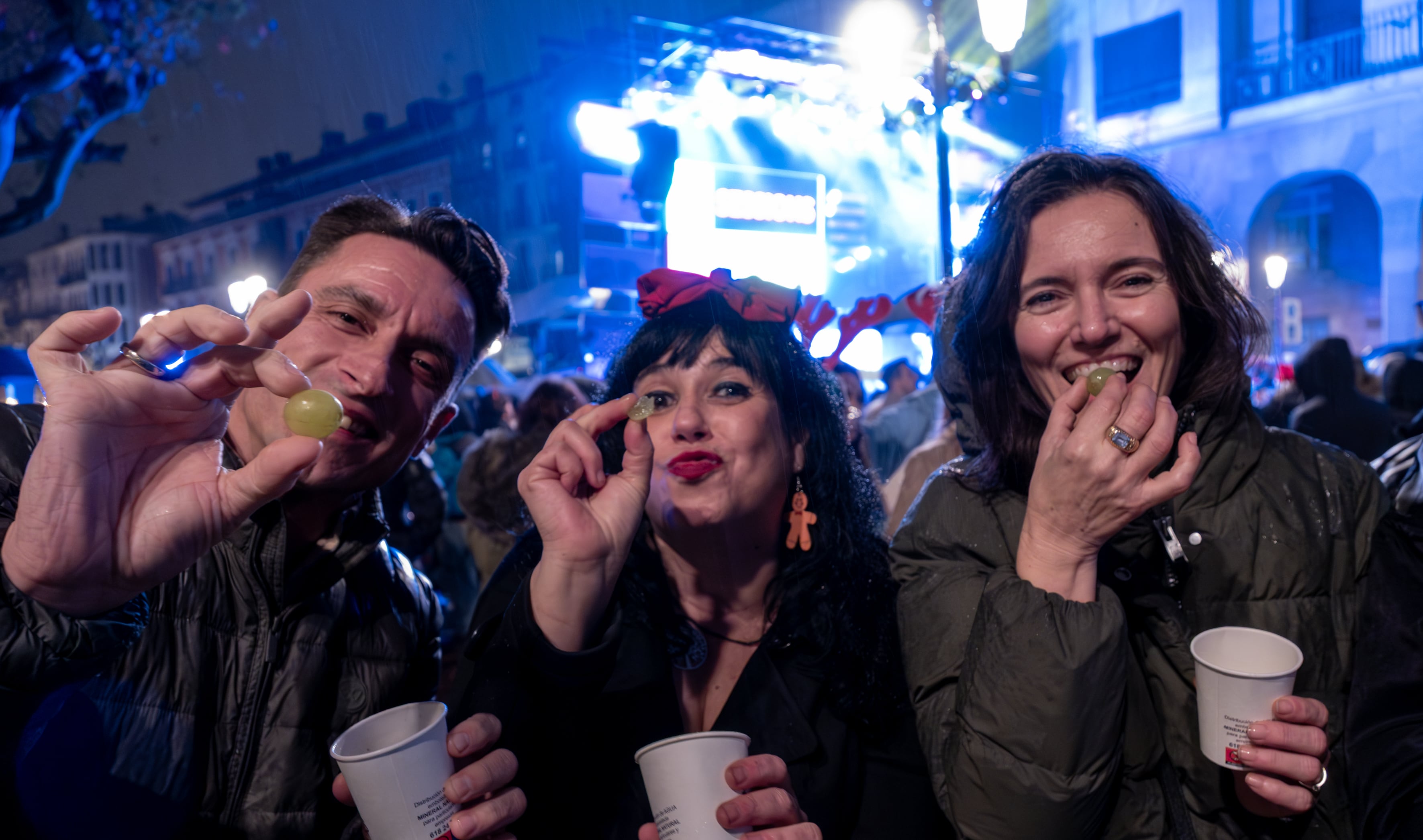 LOGROÑO, 20/12/2025.- Logroñeses y visitantes celebran una Nochevieja anticipada en El Espolón, siguiendo la tradición de tomar las uvas antes de fin de año, en una fiesta dirigida especialmente a estudiantes y abierta a todo el público. Una iniciativa que, al igual que en otras ciudades como Salamanca, acerca el ambiente de la Puerta del Sol este viernes a la capital riojana. EFE/Fernando Díaz