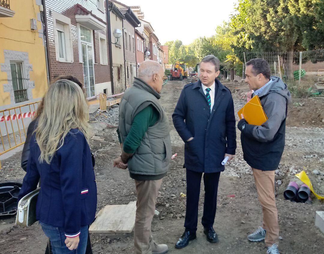 El alcalde de Burgos, Javier Lacalle, ha visitado las obras en La Ventilla
