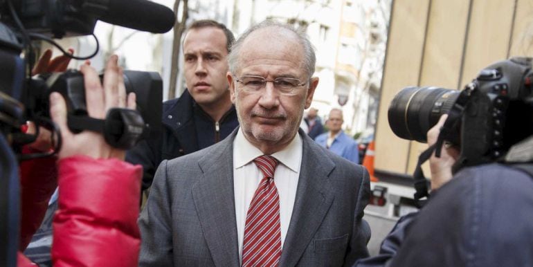 Former International Monetary Fund chief Rodrigo Rato (C) is surrounded by media as he walks to the entrance of his office in Madrid April 17, 2015. The home and office of Rato were searched on Thursday and continued on Friday as part of a tax and money l