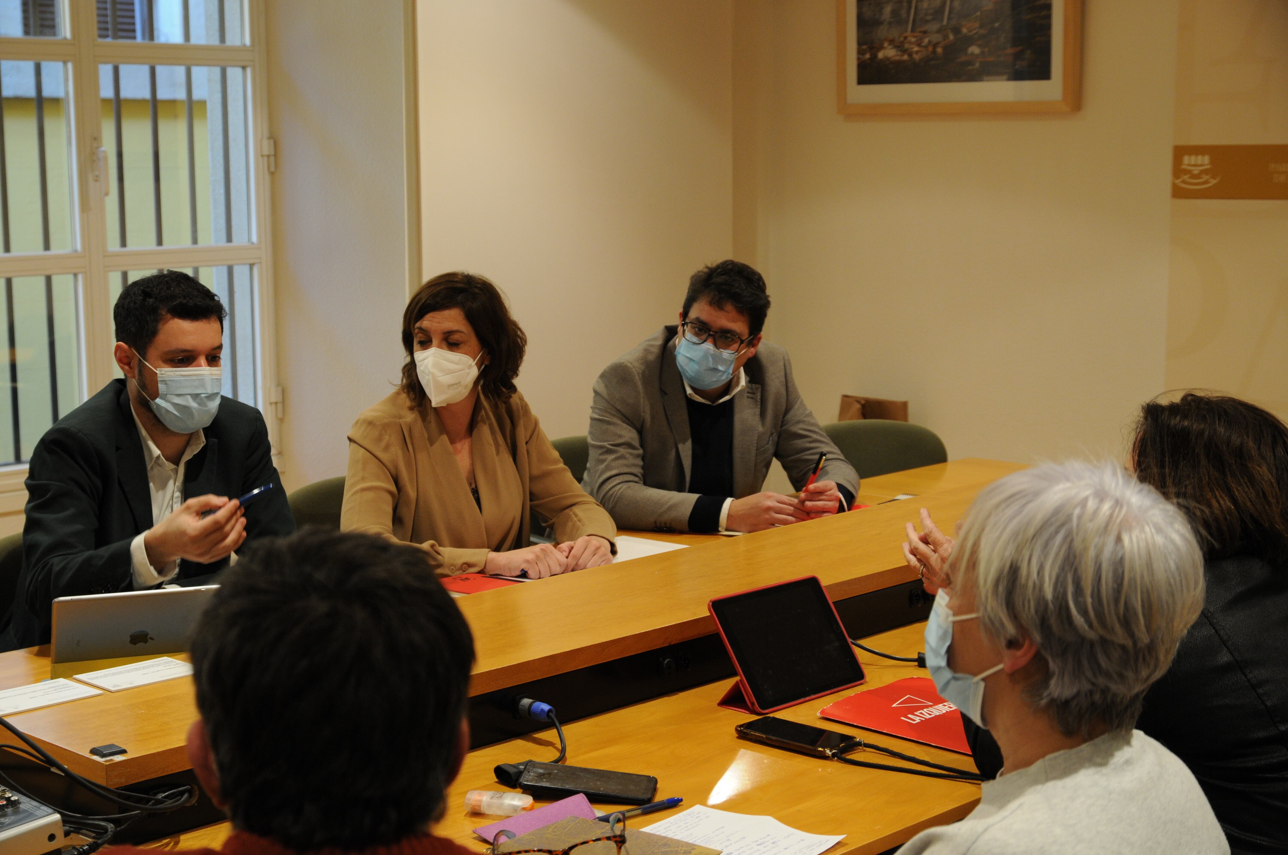Miembros del Psoe, IU y podemos en una reunión en el Parlamento de La Rioja