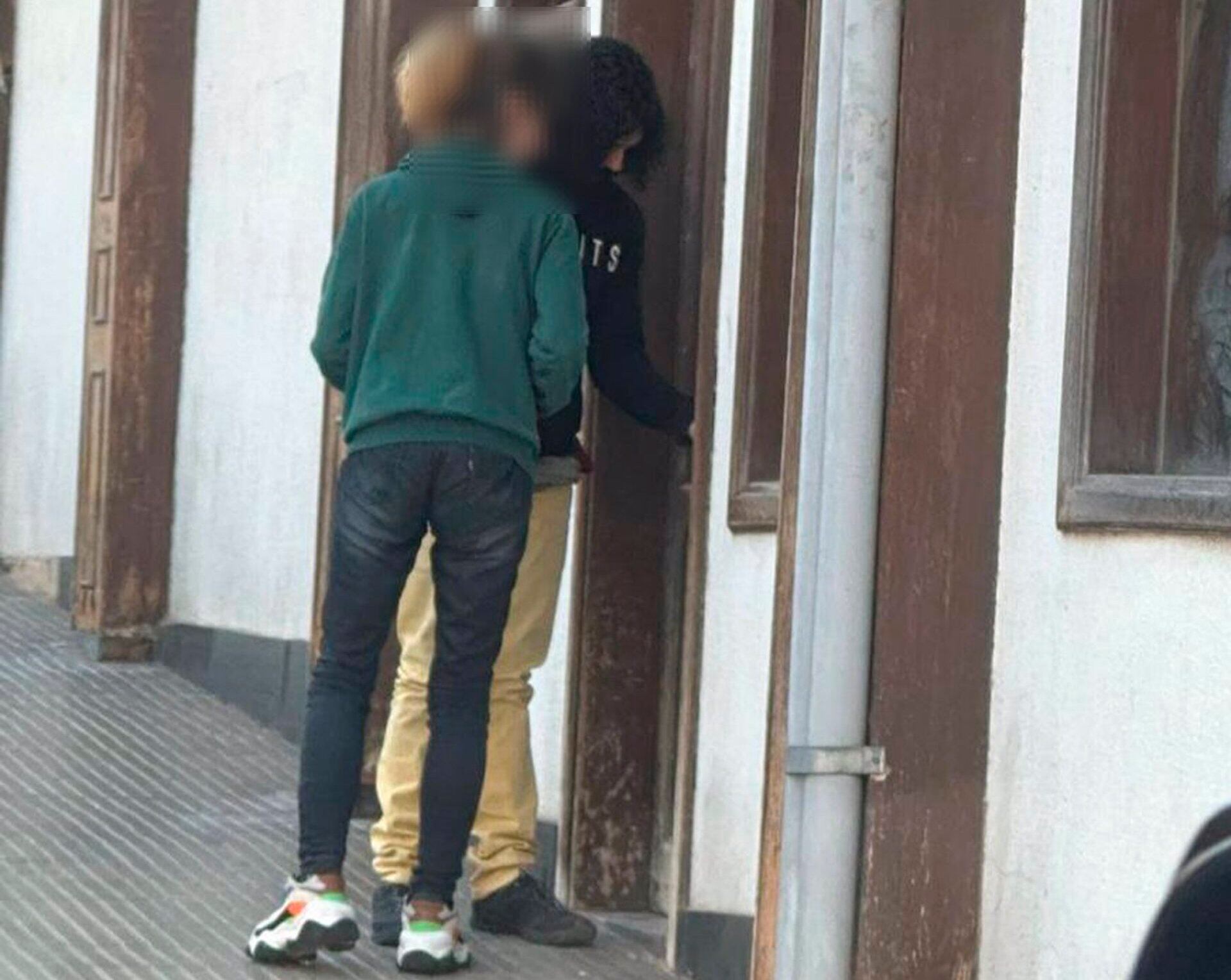 21/08/2024 La Guardia Civil esclarece la oleada de robos de pomos de puertas en edificios de Haro.
Efectivos de la Guardia Civil en La Rioja, pertenecientes al Área de Investigación de Haro, han esclarecido la reciente oleada de robos de pomos y tiradores de puertas en inmuebles y comunidades de vecinos de la localidad.
SOCIEDAD ESPAÑA EUROPA LA RIOJA
GUARDIA CIVIL LA RIOJA