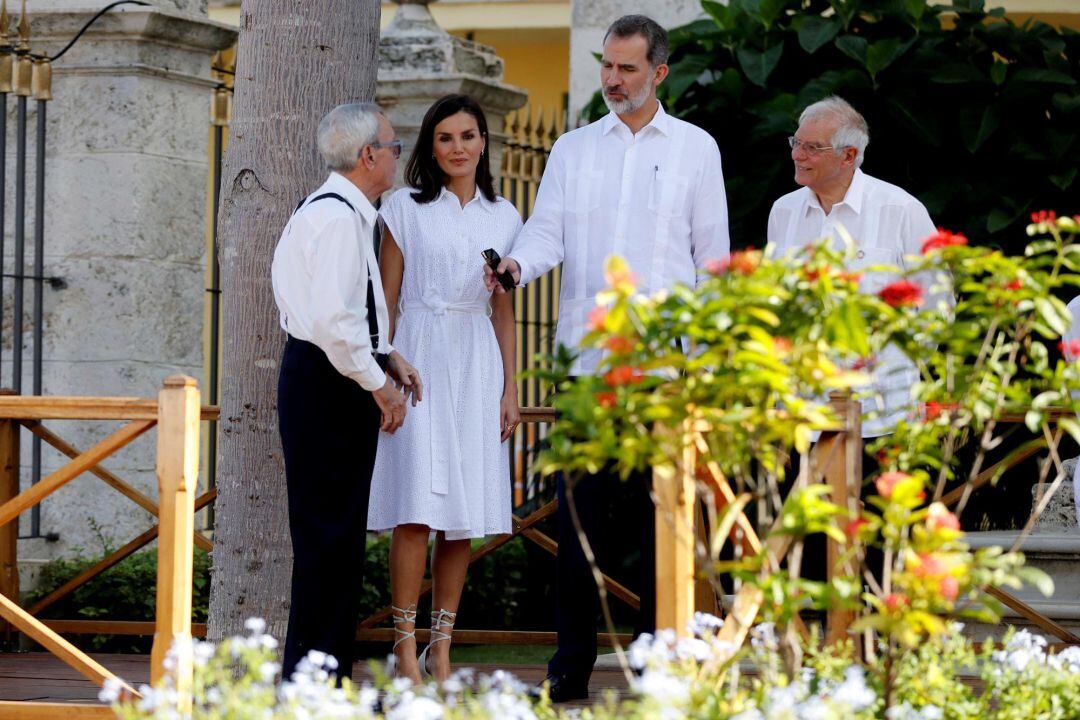  El Rey Felipe VI (2d), la Reina Letizia (2i) y  el ministro de Asuntos Exteriores en funciones, Josep Borrell (1d), junto al historiador Eusebio Leal (1i) en el edificio del Templete.