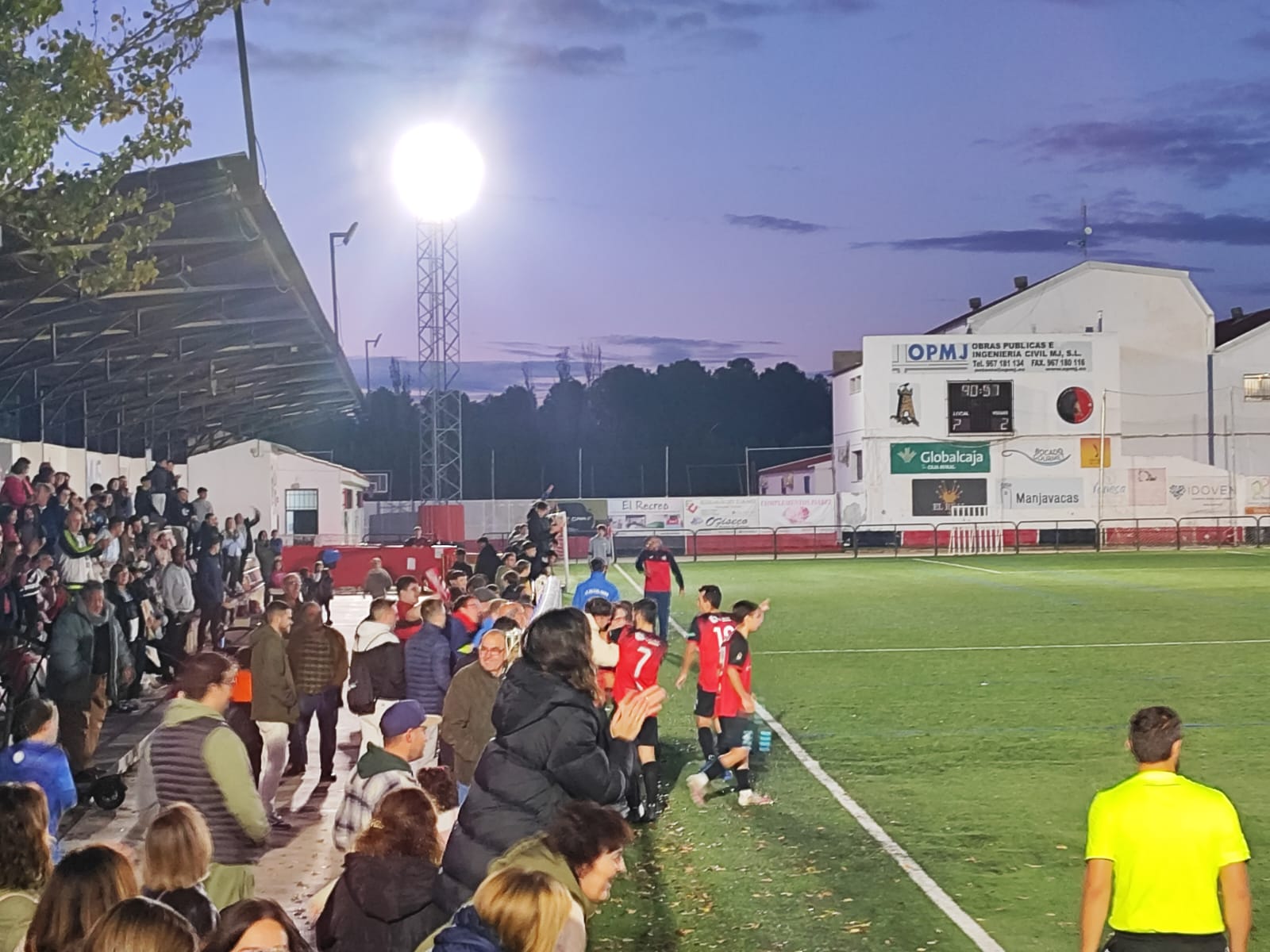 La UD Mota del Cuervo celebra el gol de la victoria frente al Tintorabal Higueruela