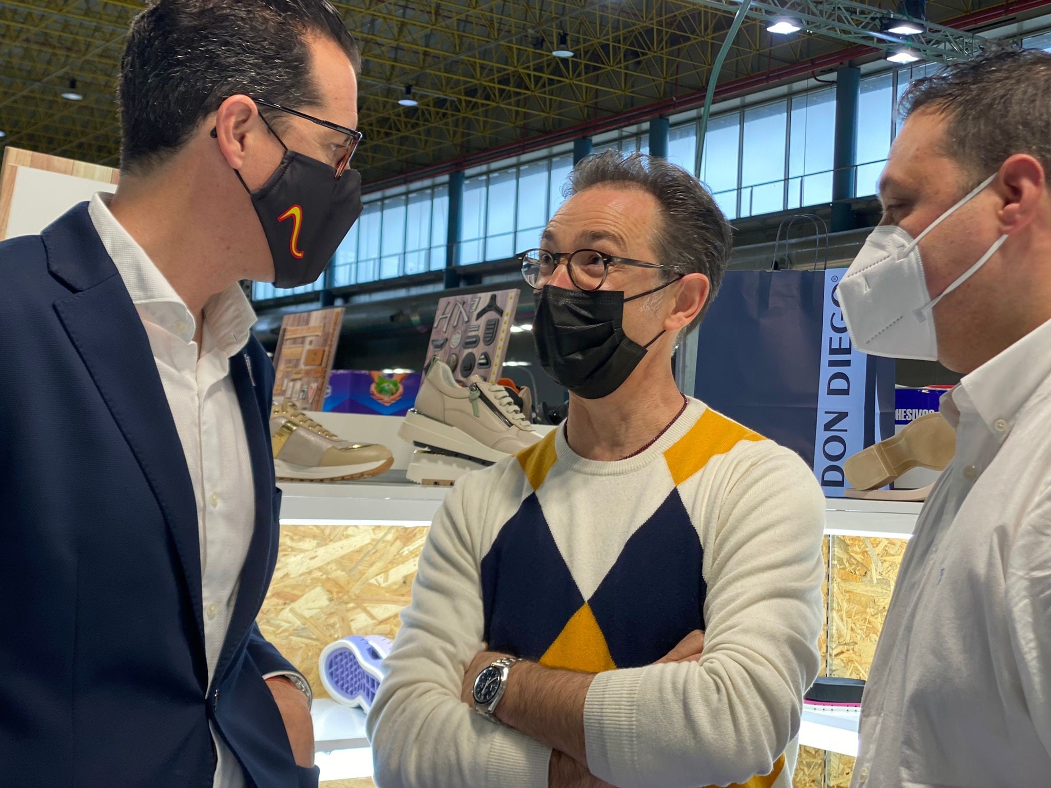 El alcalde de Elda, Rubén Alfaro departiendo con empresarios de la ciudad en FUTURMODA