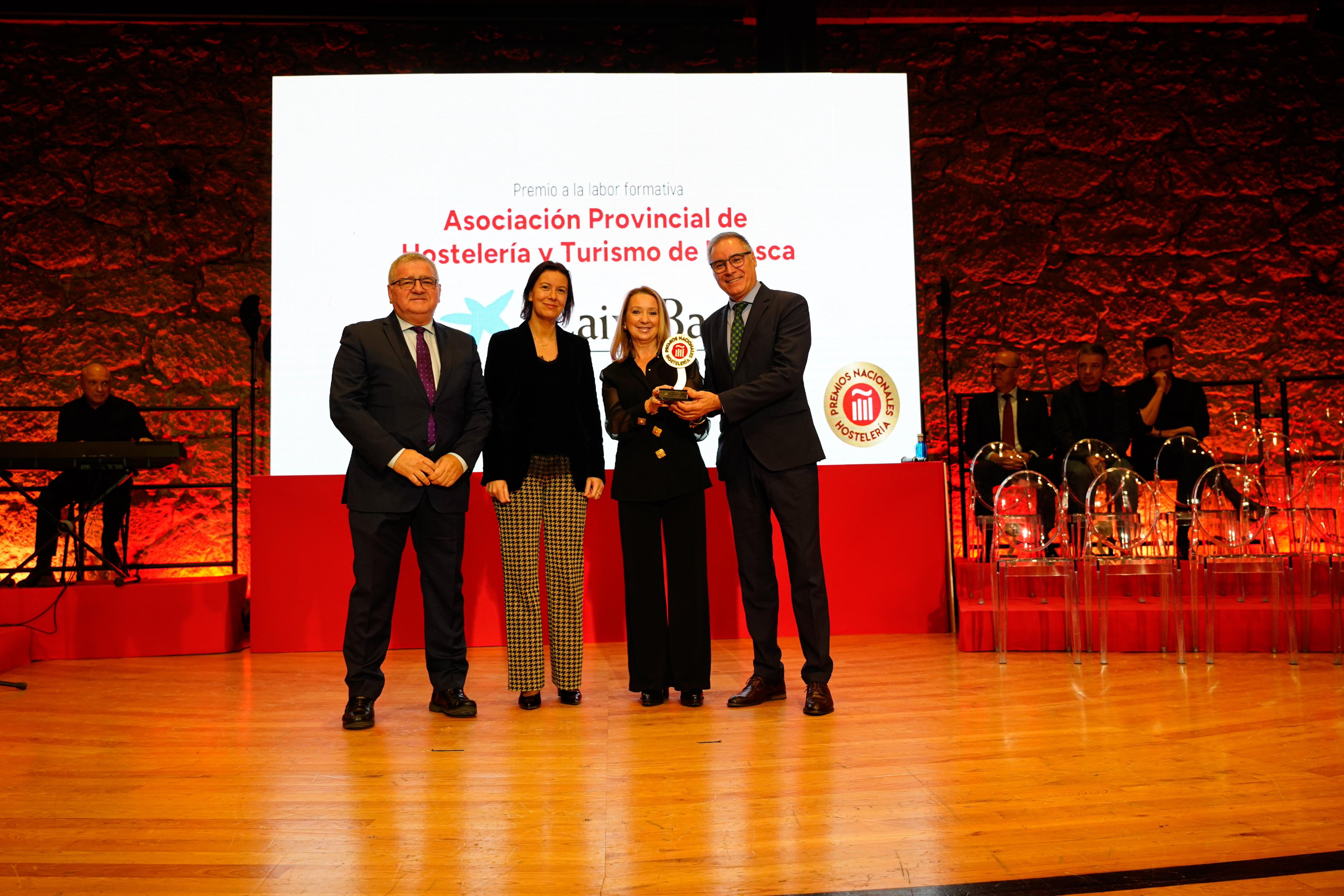 Representantes de la Asociación Provincial de Hostelería y Turismo de Huesca recogen el reconocimiento