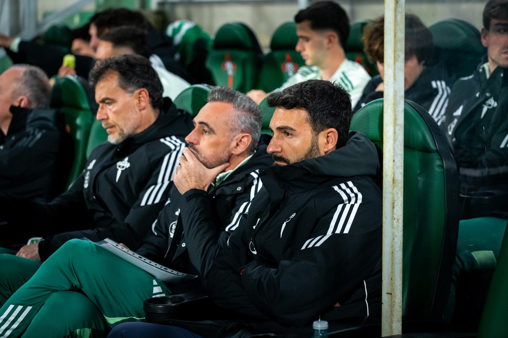 Guillermo Fernández Romo, en el banquillo de A Malata durante el Racing-Cacereño (foto: Racing Club Ferrol)